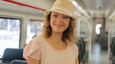 Tren İstasyonu'ndan Uluslararası Havaalanı'na seyahat kadın.