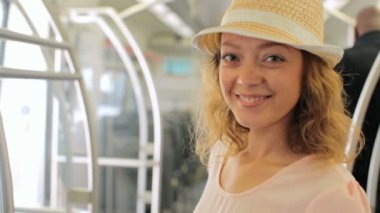 Onu uçuş Havalanı için bekleyen kadın.