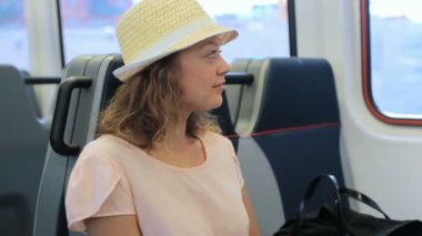 Tren İstasyonu'ndan Uluslararası Havaalanı'na seyahat kadın.