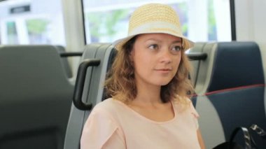 Tren İstasyonu'ndan Uluslararası Havaalanı'na seyahat kadın.