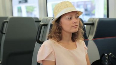 Tren İstasyonu'ndan Uluslararası Havaalanı'na seyahat kadın.