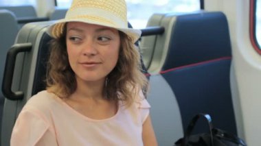 Tren İstasyonu'ndan Uluslararası Havaalanı'na seyahat kadın.