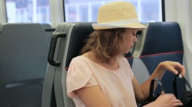 Tren İstasyonu'ndan Uluslararası Havaalanı'na seyahat kadın.