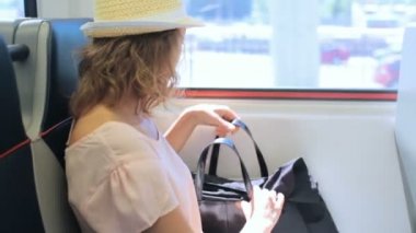 Tren İstasyonu'ndan Uluslararası Havaalanı'na seyahat kadın.