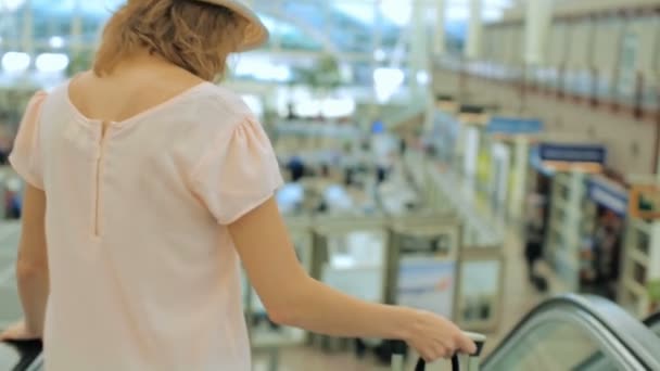 Vrouw te wachten voor haar vlucht op de luchthaven. — Stockvideo