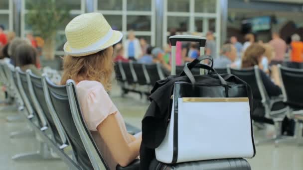 Frau wartet am internationalen Flughafen auf ihren Flug. — Stockvideo