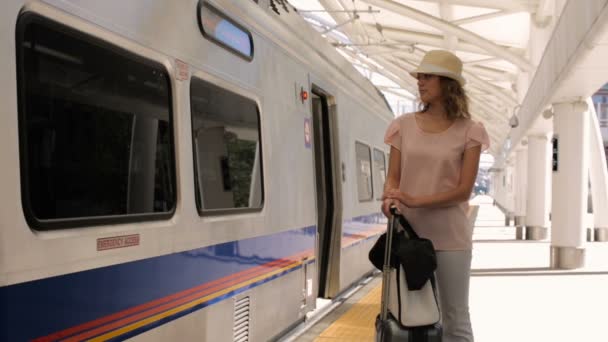 Mujer viajando en tren — Vídeos de Stock