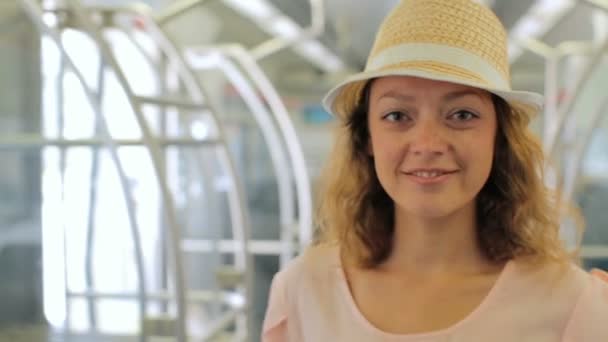 Mujer esperando su vuelo en el Aeropuerto Internacional . — Vídeos de Stock