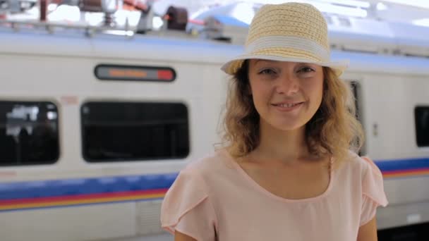 Femme voyageant en train — Video