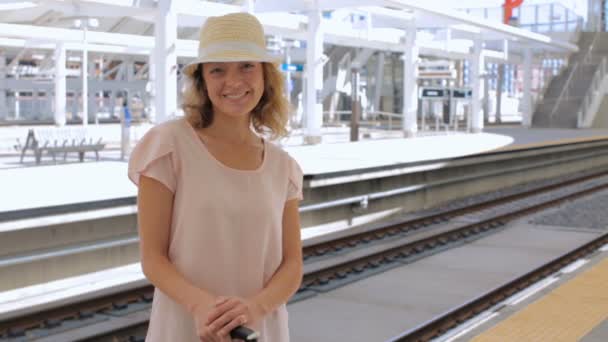 Mujer viajando en tren — Vídeos de Stock