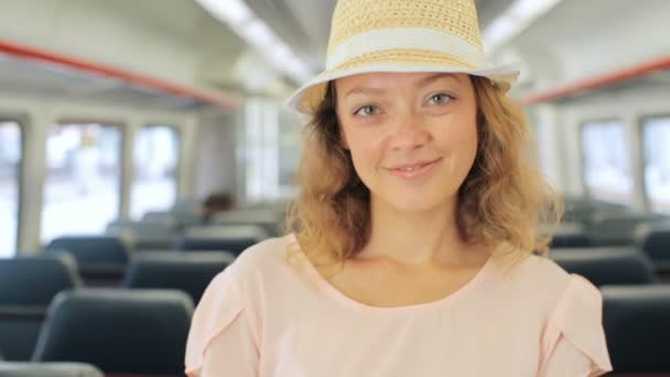 Vrouw reizen van het treinstation naar International Airport. — Stockvideo