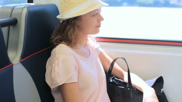 Frau auf dem Weg vom Bahnhof zum internationalen Flughafen. — Stockvideo