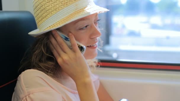 Vrouw praten over de telefoon terwijl het reizen — Stockvideo