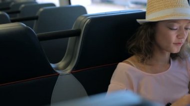 Tren İstasyonu'ndan Uluslararası Havaalanı'na seyahat kadın.