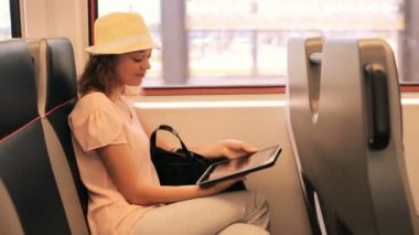 Tren İstasyonu'ndan Uluslararası Havaalanı'na seyahat kadın.