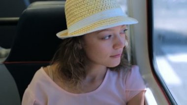 Tren İstasyonu'ndan Uluslararası Havaalanı'na seyahat kadın.