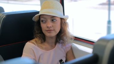 Tren İstasyonu'ndan Uluslararası Havaalanı'na seyahat kadın.