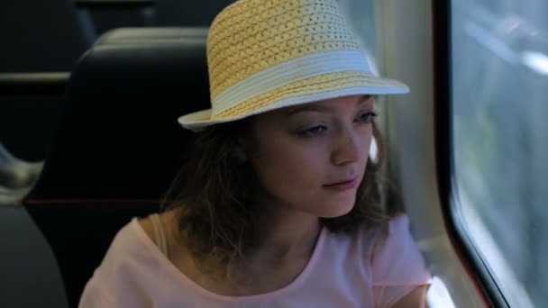 Femme voyageant de la gare à l'aéroport international . — Video