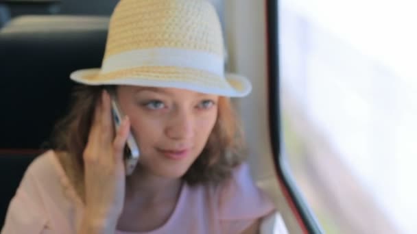 Mujer hablando por teléfono mientras viaja — Vídeos de Stock