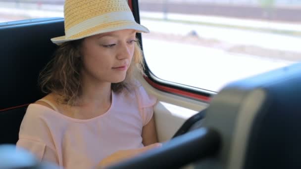 Mujer que viaja desde la estación de tren al Aeropuerto Internacional . — Vídeos de Stock