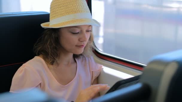 Mujer que viaja desde la estación de tren al Aeropuerto Internacional . — Vídeos de Stock