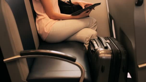 Femme voyageant de la gare à l'aéroport international . — Video