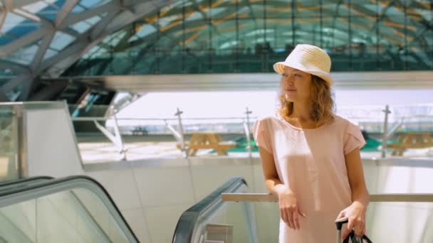 Femme à l'aéroport international . — Video