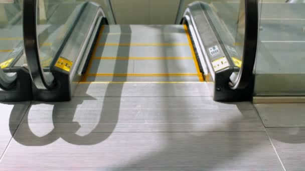Escaleras mecánicas en el aeropuerto internacional . — Vídeos de Stock