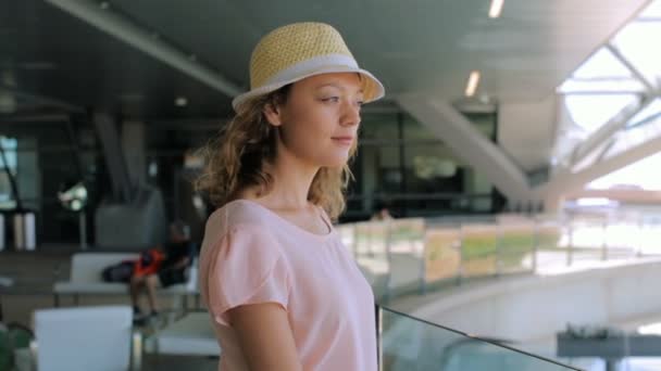 Vrouw bij de internationale luchthaven. — Stockvideo