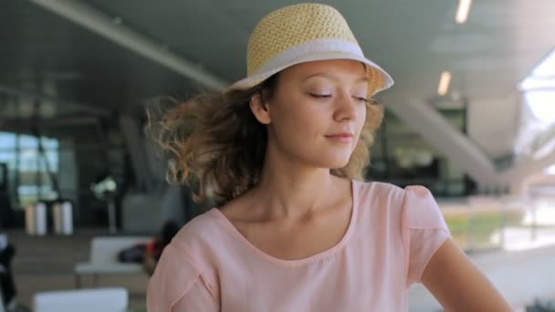 Frau auf dem internationalen Flughafen. — Stockvideo