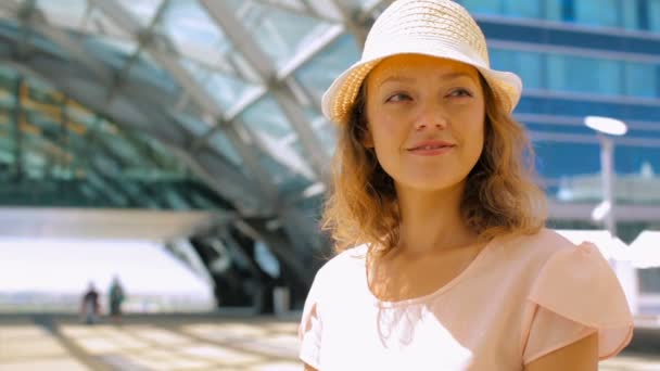 Femme à l'aéroport international . — Video