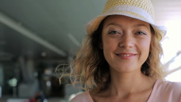 Femme à l'aéroport international . — Video