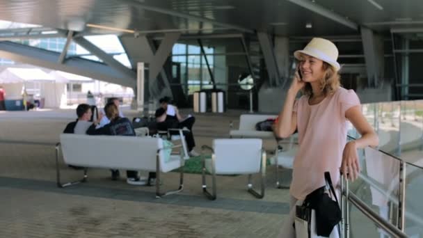 Vrouw bij de internationale luchthaven. — Stockvideo