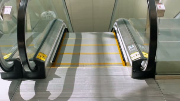 Mujer en el Aeropuerto Internacional . — Vídeos de Stock