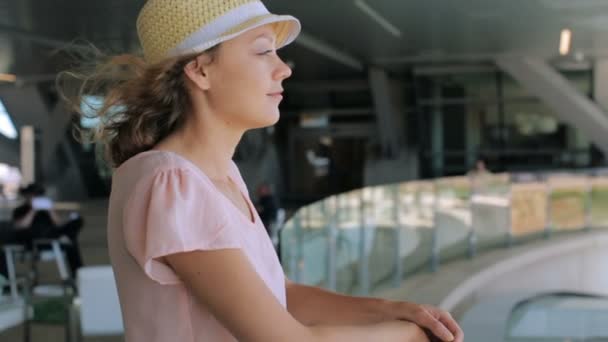 Frau auf dem internationalen Flughafen. — Stockvideo