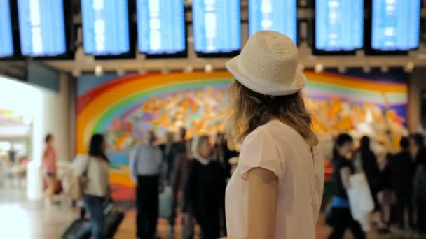 Frau auf dem internationalen Flughafen. — Stockvideo