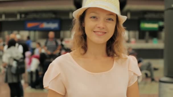 Vrouw bij de internationale luchthaven. — Stockvideo