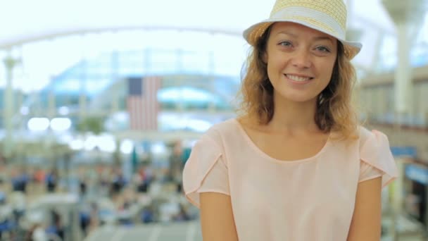 Woman at the International Airport. — Stock Video