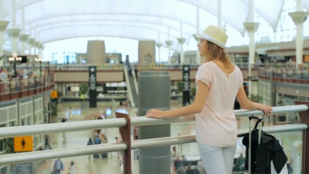 Vrouw bij de internationale luchthaven. — Stockvideo