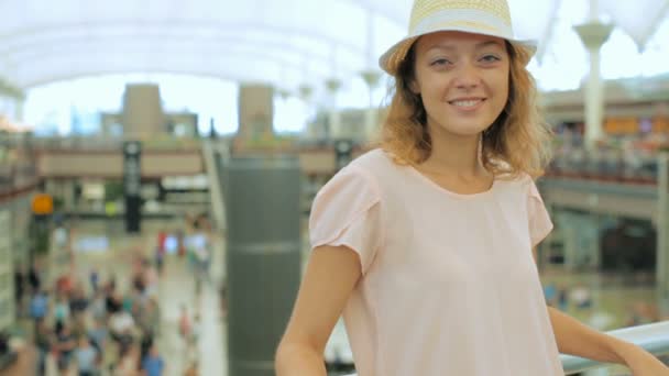 Vrouw bij de internationale luchthaven. — Stockvideo