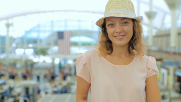 Frau auf dem internationalen Flughafen. — Stockvideo
