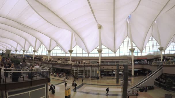 Denver Uluslararası Havaalanı, colorado TSA hatları. — Stok video