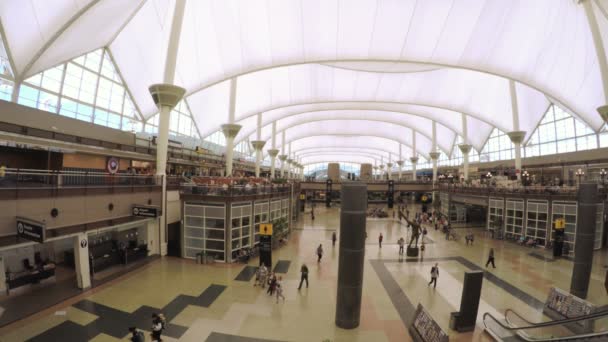 TSA-linjer på Denver internasjonale lufthavn, Colorado . – stockvideo