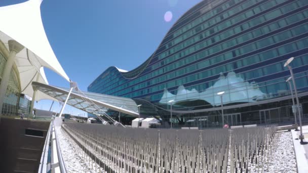 Aeropuerto Internacional de Denver con hotel Westin . — Vídeos de Stock