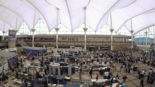 Linhas TSA no Aeroporto Internacional de Denver, Colorado . — Vídeo de Stock
