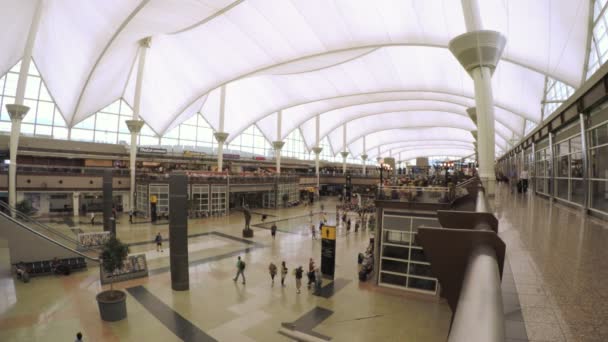 Tsa-schlangen am internationalen flughafen denver, colorado. — Stockvideo