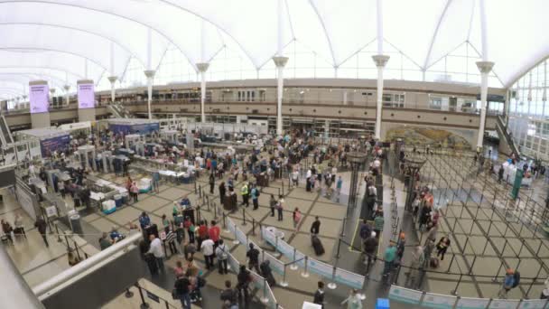 TSA lijnen op de internationale luchthaven van denver, colorado. — Stockvideo