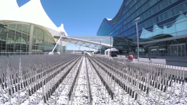 Bandara Internasional Denver dengan Hotel Westin . — Stok Video