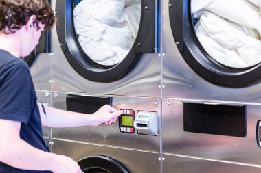 Genç çocuk çamaşır