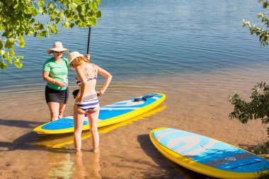 Paddleboarding eğitmen ders veren